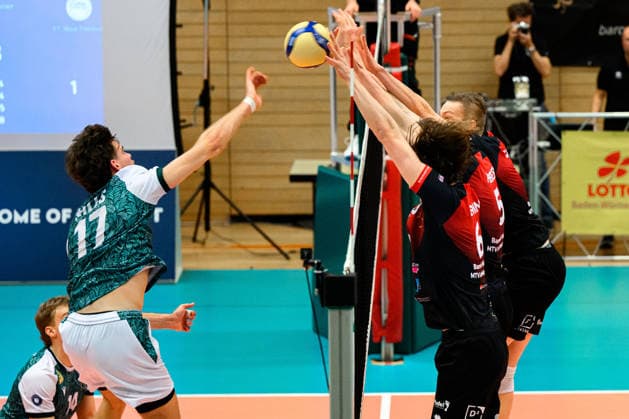 Ludwigsburg: 1. BLM - 25 26 - MTV Ludwigsburg - FT 1844 Freiburg v.li. Brendan Mills (Hannover), Ben-Simon Bonin (Ludwigsburg), Jan Huber (Ludwigsburg), Tomi Saarinen (Ludwigsburg) im Block Ludwigsburg Innenstadtsporthalle Baden-Württemberg Deutschland