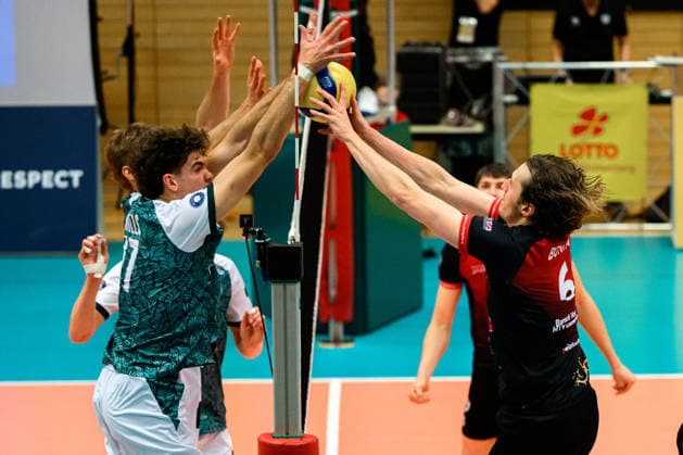 Ludwigsburg: 1. BLM - 25 26 - MTV Ludwigsburg - FT 1844 Freiburg v.li. Brendan Mills (Freiburg), Ben-Simon Bonin (Ludwigsburg) Ludwigsburg Innenstadtsporthalle Baden-Württemberg Deutschland