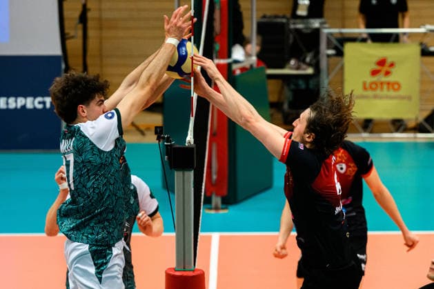 Ludwigsburg: 1. BLM - 25 26 - MTV Ludwigsburg - FT 1844 Freiburg v.li. Brendan Mills (Freiburg), Ben-Simon Bonin (Ludwigsburg) Ludwigsburg Innenstadtsporthalle Baden-Württemberg Deutschland