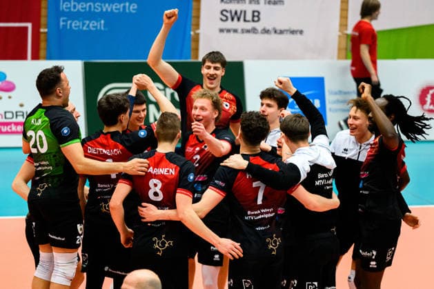 Ludwigsburg: 1. BLM - 25 26 - MTV Ludwigsburg - FT 1844 Freiburg die Mannschaft von Ludwigsburg Schlussjubel Schlußjubel Emotion Freude Ludwigsburg Innenstadtsporthalle Baden-Württemberg Deutschland