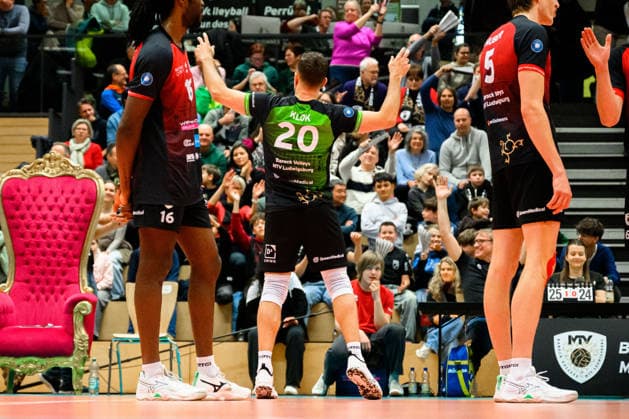 Ludwigsburg: 1. BLM - 25 26 - MTV Ludwigsburg - FT 1844 Freiburg Jeffrey Klok (Ludwigsburg) jubelt mit den Zuschauern Ludwigsburg Innenstadtsporthalle Baden-Württemberg Deutschland