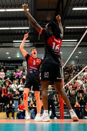 Ludwigsburg: 1. BLM - 25 26 - MTV Ludwigsburg - FT 1844 Freiburg Jan Huber (Ludwigsburg), Nyherowo Omene (Ludwigsburg) Jubel Freude Emotion Ludwigsburg Innenstadtsporthalle Baden-Württemberg Deutschland