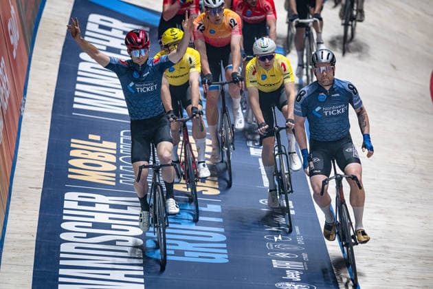 EEFTING Roy, CONSTANT Matteo: Sixdays Bremen 2026 Team 8 - NORDWEST TICKET - Team 8 - NORDWEST TICKET - EEFTING Roy ( NED ) - Black - CONSTANT Matteo ( SUI ) - Red ( SUI ) - Red Querformat - quer - horizontal - Landscape - Event Veranstaltung: Sixdays Bremen 2026 - Category Kategorie: Cycling - Track cycling, Rad, Radsport, Bahnrad, Bahn Sixdays - Elite Men - Location Ort: Europe Germany - Bremen - ÖVB Arena - Discipline: Team Presentation - Distance: ... m - Date Datum: 10.01.2026 Saturday Day 2 -