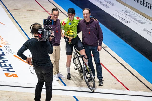 MOORE Peter: Sixdays Bremen 2026 Team 11 - COURTYARD BY MARRIOTT - MOORE Peter ( USA ) - Red Award Ceremony - Medal Ceremony - Podium - Querformat - quer - horizontal - Landscape - Event Veranstaltung: Sixdays Bremen 2026 - Category Kategorie: Cycling - Track cycling, Rad, Radsport, Bahnrad, Bahn Sixdays - Elite Men - Location Ort: Europe Germany - Bremen - ÖVB Arena - Discipline: Madison - Distance: ... m - Date Datum: 10.01.2026 Saturday Day 2 -