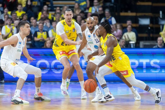 Oldenburg, Niedersachsen, DEU, 10.01.2026, Christopher Clemons (rechts, EWE Baskets Oldenburg), Akeem Vargas (Mitte, Syntainics MBC) und Tomislav Zubcic (links, EWE Baskets Oldenburg). EWE Baskets Oldenburg vs. Syntainics MBC. Basketball. 1. Basketball-Bundesliga Saison 2025 2026, 15. Spieltag, Grosse EWE Arena. EWE Baskets Oldenburg vs. Syntainics MBC