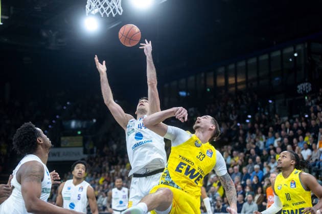 Oldenburg, Niedersachsen, DEU, 10.01.2026, Tomislav Zubcic (rechts, EWE Baskets Oldenburg) und Jure Planinic (links, Syntainics MBC). EWE Baskets Oldenburg vs. Syntainics MBC. Basketball. 1. Basketball-Bundesliga Saison 2025 2026, 15. Spieltag, Grosse EWE Arena. EWE Baskets Oldenburg vs. Syntainics MBC