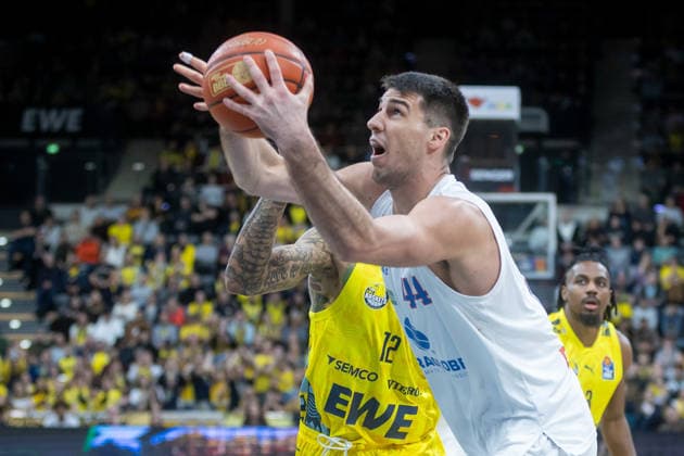 Oldenburg, Niedersachsen, DEU, 10.01.2026, Jure Planinic (Syntainics MBC) und Michale Kyser ( 12, EWE Baskets Oldenburg). EWE Baskets Oldenburg vs. Syntainics MBC. Basketball. 1. Basketball-Bundesliga Saison 2025 2026, 15. Spieltag, Grosse EWE Arena. EWE Baskets Oldenburg vs. Syntainics MBC