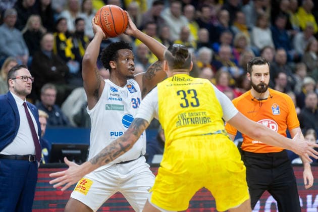 Oldenburg, Niedersachsen, DEU, 10.01.2026, Stephon Jelks (links, Syntainics MBC) und Tomislav Zubcic (rechts, EWE Baskets Oldenburg). EWE Baskets Oldenburg vs. Syntainics MBC. Basketball. 1. Basketball-Bundesliga Saison 2025 2026, 15. Spieltag, Grosse EWE Arena. EWE Baskets Oldenburg vs. Syntainics MBC