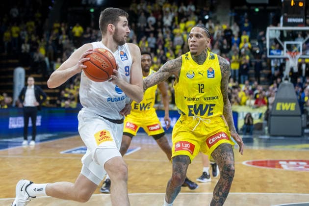 Oldenburg, Niedersachsen, DEU, 10.01.2026, Kresimir Nikic (links, Syntainics MBC) und Michale Kyser (rechts, EWE Baskets Oldenburg). EWE Baskets Oldenburg vs. Syntainics MBC. Basketball. 1. Basketball-Bundesliga Saison 2025 2026, 15. Spieltag, Grosse EWE Arena. EWE Baskets Oldenburg vs. Syntainics MBC