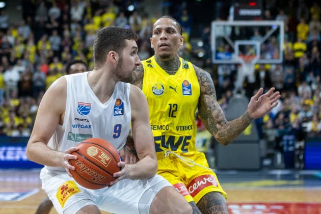 Oldenburg, Niedersachsen, DEU, 10.01.2026, Kresimir Nikic (links, Syntainics MBC) und Michale Kyser (rechts, EWE Baskets Oldenburg). EWE Baskets Oldenburg vs. Syntainics MBC. Basketball. 1. Basketball-Bundesliga Saison 2025 2026, 15. Spieltag, Grosse EWE Arena. EWE Baskets Oldenburg vs. Syntainics MBC