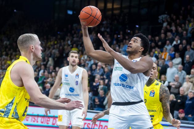 Oldenburg, Niedersachsen, DEU, 10.01.2026, Marcus Foster (rechts, Syntainics MBC) und Seth Hinrichs (links, EWE Baskets Oldenburg). EWE Baskets Oldenburg vs. Syntainics MBC. Basketball. 1. Basketball-Bundesliga Saison 2025 2026, 15. Spieltag, Grosse EWE Arena. EWE Baskets Oldenburg vs. Syntainics MBC