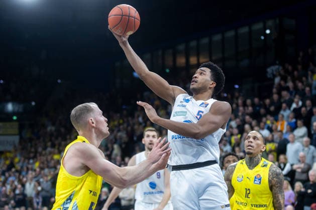 Oldenburg, Niedersachsen, DEU, 10.01.2026, Marcus Foster (rechts, Syntainics MBC) und Seth Hinrichs (links, EWE Baskets Oldenburg). EWE Baskets Oldenburg vs. Syntainics MBC. Basketball. 1. Basketball-Bundesliga Saison 2025 2026, 15. Spieltag, Grosse EWE Arena. EWE Baskets Oldenburg vs. Syntainics MBC