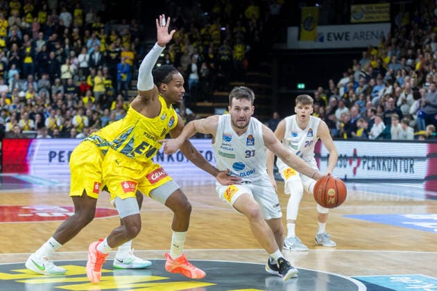 Oldenburg, Niedersachsen, DEU, 10.01.2026, Spencer Reaves (rechts, Syntainics MBC), James Woodard (links, EWE Baskets Oldenburg). EWE Baskets Oldenburg vs. Syntainics MBC. Basketball. 1. Basketball-Bundesliga Saison 2025 2026, 15. Spieltag, Grosse EWE Arena. EWE Baskets Oldenburg vs. Syntainics MBC