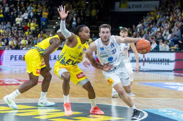 Oldenburg, Niedersachsen, DEU, 10.01.2026, Spencer Reaves (rechts, Syntainics MBC), James Woodard (links, EWE Baskets Oldenburg). EWE Baskets Oldenburg vs. Syntainics MBC. Basketball. 1. Basketball-Bundesliga Saison 2025 2026, 15. Spieltag, Grosse EWE Arena. EWE Baskets Oldenburg vs. Syntainics MBC