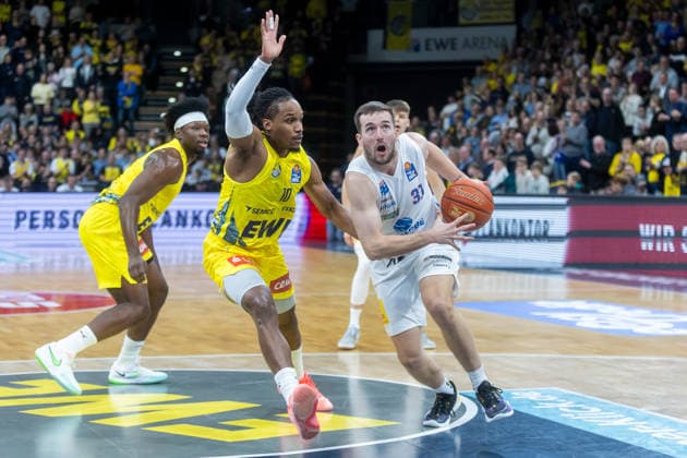 Oldenburg, Niedersachsen, DEU, 10.01.2026, Spencer Reaves (rechts, Syntainics MBC), James Woodard (links, EWE Baskets Oldenburg). EWE Baskets Oldenburg vs. Syntainics MBC. Basketball. 1. Basketball-Bundesliga Saison 2025 2026, 15. Spieltag, Grosse EWE Arena. EWE Baskets Oldenburg vs. Syntainics MBC