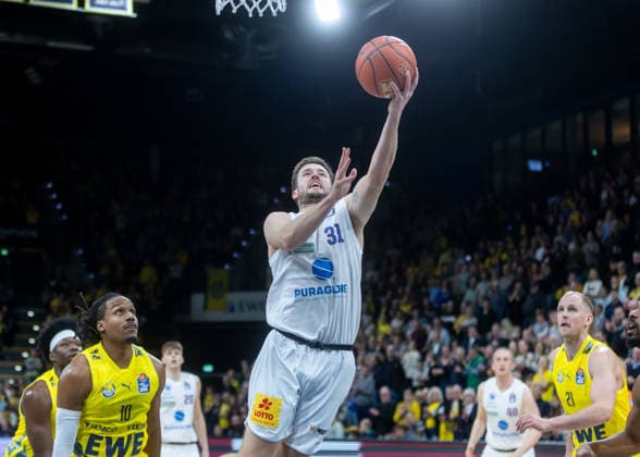 Oldenburg, Niedersachsen, DEU, 10.01.2026, Spencer Reaves (Mitte, Syntainics MBC), Michale Kyser (links, EWE Baskets Oldenburg) und Seth Hinrichs (rechts, EWE Baskets Oldenburg). EWE Baskets Oldenburg vs. Syntainics MBC. Basketball. 1. Basketball-Bundesliga Saison 2025 2026, 15. Spieltag, Grosse EWE Arena. EWE Baskets Oldenburg vs. Syntainics MBC