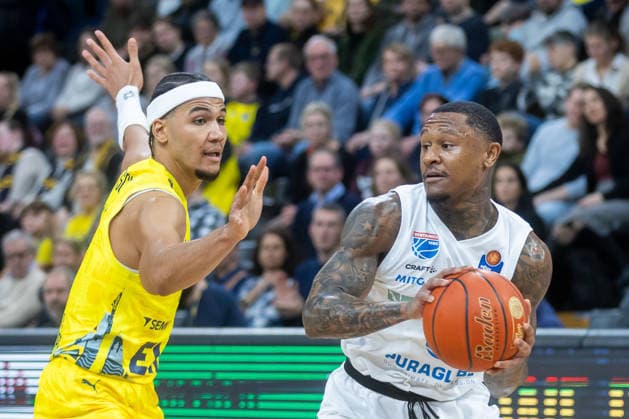 Oldenburg, Niedersachsen, DEU, 10.01.2026, Carles Callison (rechts, Syntainics MBC) und Nicholas Tischler (links, EWE Baskets Oldenburg). EWE Baskets Oldenburg vs. Syntainics MBC. Basketball. 1. Basketball-Bundesliga Saison 2025 2026, 15. Spieltag, Grosse EWE Arena. EWE Baskets Oldenburg vs. Syntainics MBC