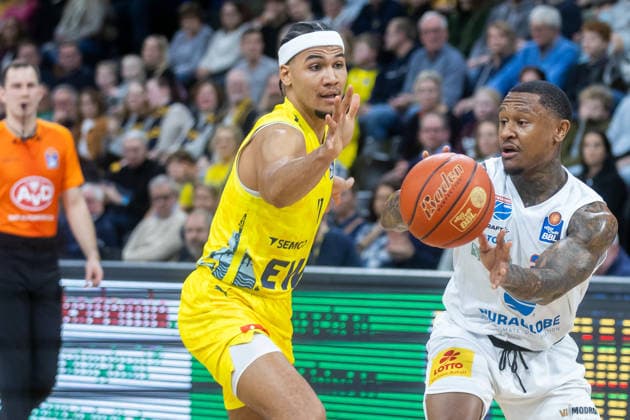 Oldenburg, Niedersachsen, DEU, 10.01.2026, Carles Callison (rechts, Syntainics MBC) und Nicholas Tischler (links, EWE Baskets Oldenburg). EWE Baskets Oldenburg vs. Syntainics MBC. Basketball. 1. Basketball-Bundesliga Saison 2025 2026, 15. Spieltag, Grosse EWE Arena. EWE Baskets Oldenburg vs. Syntainics MBC