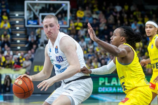Oldenburg, Niedersachsen, DEU, 10.01.2026, Collin Welp (links, Syntainics MBC), James Woodard (rechts, EWE Baskets Oldenburg). EWE Baskets Oldenburg vs. Syntainics MBC. Basketball. 1. Basketball-Bundesliga Saison 2025 2026, 15. Spieltag, Grosse EWE Arena. EWE Baskets Oldenburg vs. Syntainics MBC