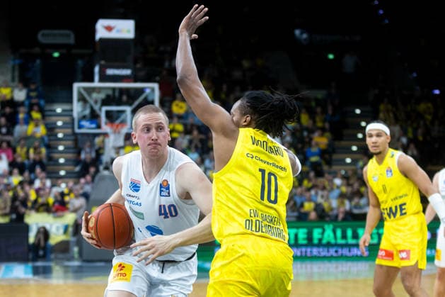 Oldenburg, Niedersachsen, DEU, 10.01.2026, Collin Welp (links, Syntainics MBC), James Woodard (rechts, EWE Baskets Oldenburg). EWE Baskets Oldenburg vs. Syntainics MBC. Basketball. 1. Basketball-Bundesliga Saison 2025 2026, 15. Spieltag, Grosse EWE Arena. EWE Baskets Oldenburg vs. Syntainics MBC