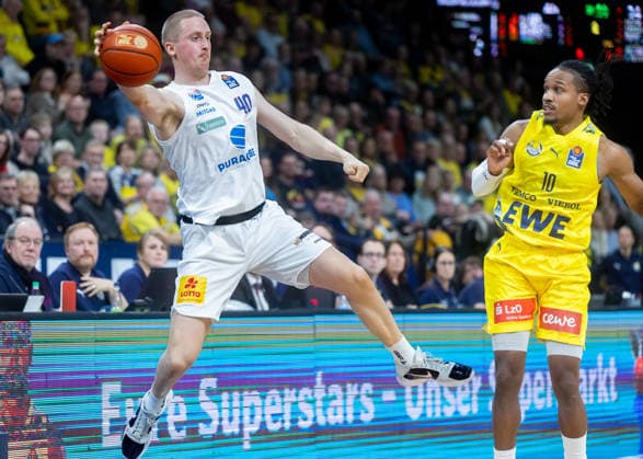 Oldenburg, Niedersachsen, DEU, 10.01.2026, Collin Welp (links, Syntainics MBC) und James Woodard (rechts, EWE Baskets Oldenburg). EWE Baskets Oldenburg vs. Syntainics MBC. Basketball. 1. Basketball-Bundesliga Saison 2025 2026, 15. Spieltag, Grosse EWE Arena. EWE Baskets Oldenburg vs. Syntainics MBC
