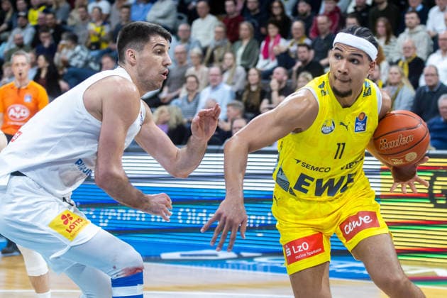 Oldenburg, Niedersachsen, DEU, 10.01.2026, Nicholas Tischler (rechts, EWE Baskets Oldenburg) und Jure Planinic (links, Syntainics MBC). EWE Baskets Oldenburg vs. Syntainics MBC. Basketball. 1. Basketball-Bundesliga Saison 2025 2026, 15. Spieltag, Grosse EWE Arena. EWE Baskets Oldenburg vs. Syntainics MBC