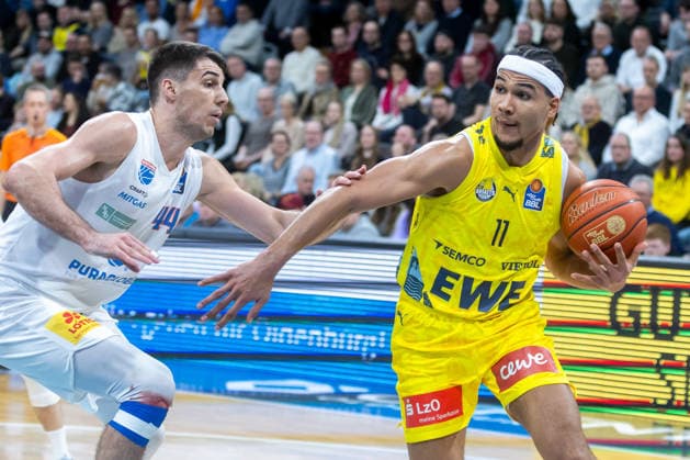 Oldenburg, Niedersachsen, DEU, 10.01.2026, Nicholas Tischler (rechts, EWE Baskets Oldenburg) und Jure Planinic (links, Syntainics MBC). EWE Baskets Oldenburg vs. Syntainics MBC. Basketball. 1. Basketball-Bundesliga Saison 2025 2026, 15. Spieltag, Grosse EWE Arena. EWE Baskets Oldenburg vs. Syntainics MBC