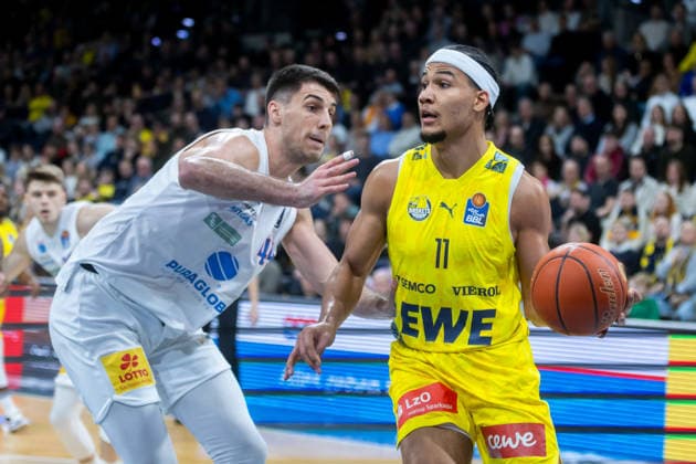 Oldenburg, Niedersachsen, DEU, 10.01.2026, Nicholas Tischler (rechts, EWE Baskets Oldenburg) und Jure Planinic (links, Syntainics MBC). EWE Baskets Oldenburg vs. Syntainics MBC. Basketball. 1. Basketball-Bundesliga Saison 2025 2026, 15. Spieltag, Grosse EWE Arena. EWE Baskets Oldenburg vs. Syntainics MBC