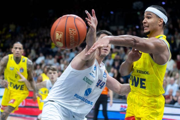 Oldenburg, Niedersachsen, DEU, 10.01.2026, Nicholas Tischler (rechts, EWE Baskets Oldenburg) und Jure Planinic (links, Syntainics MBC). EWE Baskets Oldenburg vs. Syntainics MBC. Basketball. 1. Basketball-Bundesliga Saison 2025 2026, 15. Spieltag, Grosse EWE Arena. EWE Baskets Oldenburg vs. Syntainics MBC