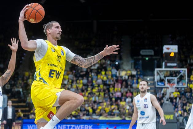 Oldenburg, Niedersachsen, DEU, 10.01.2026, Tomislav Zubcic (Mitte, EWE Baskets Oldenburg). EWE Baskets Oldenburg vs. Syntainics MBC. Basketball. 1. Basketball-Bundesliga Saison 2025 2026, 15. Spieltag, Grosse EWE Arena. EWE Baskets Oldenburg vs. Syntainics MBC