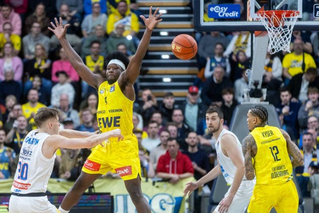 Oldenburg, Niedersachsen, DEU, 10.01.2026, Perttu Blomgren (links, Syntainics MBC) und Brian Fobbs (Mitte, EWE Baskets Oldenburg). EWE Baskets Oldenburg vs. Syntainics MBC. Basketball. 1. Basketball-Bundesliga Saison 2025 2026, 15. Spieltag, Grosse EWE Arena. EWE Baskets Oldenburg vs. Syntainics MBC