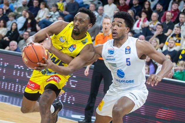 Oldenburg, Niedersachsen, DEU, 10.01.2026, Dakarai Tucker (links, EWE Baskets Oldenburg) und Marcus Foster (rechts, Syntainics MBC). EWE Baskets Oldenburg vs. Syntainics MBC. Basketball. 1. Basketball-Bundesliga Saison 2025 2026, 15. Spieltag, Grosse EWE Arena. EWE Baskets Oldenburg vs. Syntainics MBC