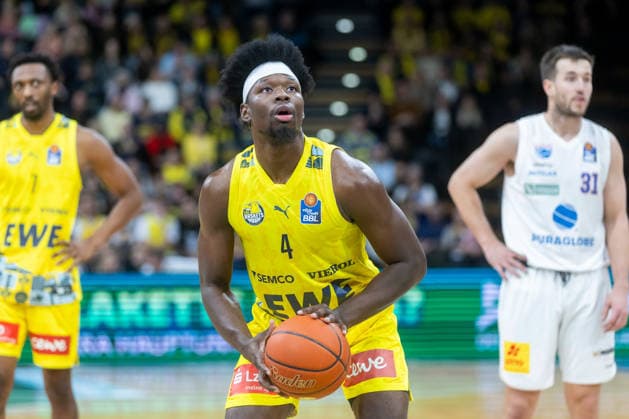 Oldenburg, Niedersachsen, DEU, 10.01.2026, Brian Fobbs (Mitte, EWE Baskets Oldenburg). EWE Baskets Oldenburg vs. Syntainics MBC. Basketball. 1. Basketball-Bundesliga Saison 2025 2026, 15. Spieltag, Grosse EWE Arena. EWE Baskets Oldenburg vs. Syntainics MBC