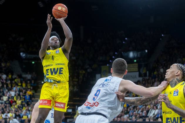 Oldenburg, Niedersachsen, DEU, 10.01.2026, Brian Fobbs (links, EWE Baskets Oldenburg). EWE Baskets Oldenburg vs. Syntainics MBC. Basketball. 1. Basketball-Bundesliga Saison 2025 2026, 15. Spieltag, Grosse EWE Arena. EWE Baskets Oldenburg vs. Syntainics MBC