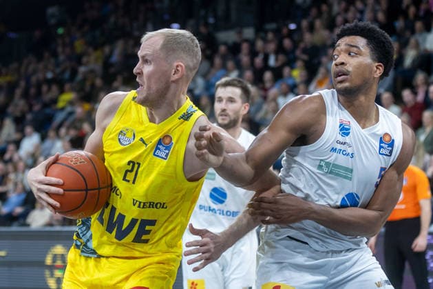 Oldenburg, Niedersachsen, DEU, 10.01.2026, Seth Hinrichs (links, EWE Baskets Oldenburg) und Marcus Foster (rechts, Syntainics MBC). EWE Baskets Oldenburg vs. Syntainics MBC. Basketball. 1. Basketball-Bundesliga Saison 2025 2026, 15. Spieltag, Grosse EWE Arena. EWE Baskets Oldenburg vs. Syntainics MBC