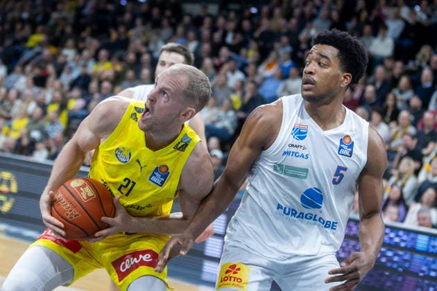 Oldenburg, Niedersachsen, DEU, 10.01.2026, Seth Hinrichs (links, EWE Baskets Oldenburg) und Marcus Foster (rechts, Syntainics MBC). EWE Baskets Oldenburg vs. Syntainics MBC. Basketball. 1. Basketball-Bundesliga Saison 2025 2026, 15. Spieltag, Grosse EWE Arena. EWE Baskets Oldenburg vs. Syntainics MBC