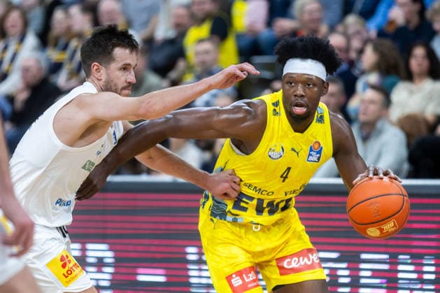 Oldenburg, Niedersachsen, DEU, 10.01.2026, Brian Fobbs (rechts, EWE Baskets Oldenburg) und Spencer Reaves (links, Syntainics MBC) EWE Baskets Oldenburg vs. Syntainics MBC. Basketball. 1. Basketball-Bundesliga Saison 2025 2026, 15. Spieltag, Grosse EWE Arena. EWE Baskets Oldenburg vs. Syntainics MBC