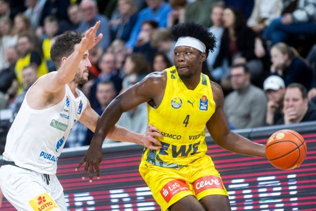 Oldenburg, Niedersachsen, DEU, 10.01.2026, Brian Fobbs (rechts, EWE Baskets Oldenburg) und Spencer Reaves (links, Syntainics MBC) EWE Baskets Oldenburg vs. Syntainics MBC. Basketball. 1. Basketball-Bundesliga Saison 2025 2026, 15. Spieltag, Grosse EWE Arena. EWE Baskets Oldenburg vs. Syntainics MBC