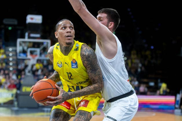Oldenburg, Niedersachsen, DEU, 10.01.2026, Michale Kyser (links, EWE Baskets Oldenburg) und Kresimir Nikic (rechts, Syntainics MBC). EWE Baskets Oldenburg vs. Syntainics MBC. Basketball. 1. Basketball-Bundesliga Saison 2025 2026, 15. Spieltag, Grosse EWE Arena. EWE Baskets Oldenburg vs. Syntainics MBC