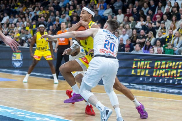 Oldenburg, Niedersachsen, DEU, 10.01.2026, Nicholas Tischler (EWE Baskets Oldenburg) und Perttu Blomgren (rechts, Syntainics MBC). EWE Baskets Oldenburg vs. Syntainics MBC. Basketball. 1. Basketball-Bundesliga Saison 2025 2026, 15. Spieltag, Grosse EWE Arena. EWE Baskets Oldenburg vs. Syntainics MBC