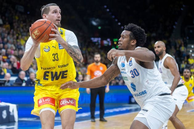 Oldenburg, Niedersachsen, DEU, 10.01.2026, Tomislav Zubcic (links, EWE Baskets Oldenburg) und Stephon Jelks (rechts, Syntainics MBC). EWE Baskets Oldenburg vs. Syntainics MBC. Basketball. 1. Basketball-Bundesliga Saison 2025 2026, 15. Spieltag, Grosse EWE Arena. EWE Baskets Oldenburg vs. Syntainics MBC