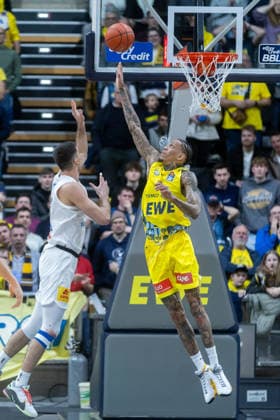 Oldenburg, Niedersachsen, DEU, 10.01.2026, Michale Kyser (rechts, EWE Baskets Oldenburg) und Jure Planinic (links, Syntainics MBC). EWE Baskets Oldenburg vs. Syntainics MBC. Basketball. 1. Basketball-Bundesliga Saison 2025 2026, 15. Spieltag, Grosse EWE Arena. EWE Baskets Oldenburg vs. Syntainics MBC