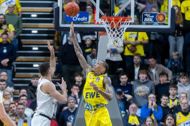 Oldenburg, Niedersachsen, DEU, 10.01.2026, Michale Kyser (rechts, EWE Baskets Oldenburg) und Jure Planinic (links, Syntainics MBC). EWE Baskets Oldenburg vs. Syntainics MBC. Basketball. 1. Basketball-Bundesliga Saison 2025 2026, 15. Spieltag, Grosse EWE Arena. EWE Baskets Oldenburg vs. Syntainics MBC