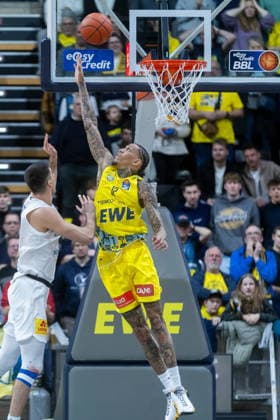 Oldenburg, Niedersachsen, DEU, 10.01.2026, Michale Kyser (rechts, EWE Baskets Oldenburg) und Jure Planinic (links, Syntainics MBC). EWE Baskets Oldenburg vs. Syntainics MBC. Basketball. 1. Basketball-Bundesliga Saison 2025 2026, 15. Spieltag, Grosse EWE Arena. EWE Baskets Oldenburg vs. Syntainics MBC