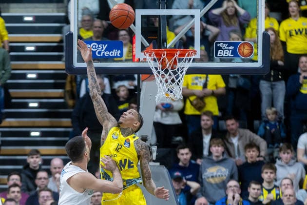 Oldenburg, Niedersachsen, DEU, 10.01.2026, Michale Kyser (rechts, EWE Baskets Oldenburg) und Jure Planinic (links, Syntainics MBC). EWE Baskets Oldenburg vs. Syntainics MBC. Basketball. 1. Basketball-Bundesliga Saison 2025 2026, 15. Spieltag, Grosse EWE Arena. EWE Baskets Oldenburg vs. Syntainics MBC