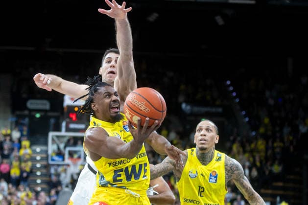 Oldenburg, Niedersachsen, DEU, 10.01.2026, Christopher Clemons (Mitte, EWE Baskets Oldenburg), Jure Planinic (links, Syntainics MBC) und Michale Kyser (rechts, EWE Baskets Oldenburg). EWE Baskets Oldenburg vs. Syntainics MBC. Basketball. 1. Basketball-Bundesliga Saison 2025 2026, 15. Spieltag, Grosse EWE Arena. EWE Baskets Oldenburg vs. Syntainics MBC