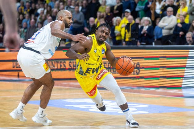 Oldenburg, Niedersachsen, DEU, 10.01.2026, Christopher Clemons (rechts, EWE Baskets Oldenburg) und Akeem Vargas (links, Syntainics MBC). EWE Baskets Oldenburg vs. Syntainics MBC. Basketball. 1. Basketball-Bundesliga Saison 2025 2026, 15. Spieltag, Grosse EWE Arena. EWE Baskets Oldenburg vs. Syntainics MBC