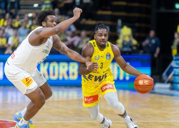 Oldenburg, Niedersachsen, DEU, 10.01.2026, Moritz Heck (rechts, Syntainics MBC) und Stephon Jelks (links, Syntainics MBC). EWE Baskets Oldenburg vs. Syntainics MBC. Basketball. 1. Basketball-Bundesliga Saison 2025 2026, 15. Spieltag, Grosse EWE Arena. EWE Baskets Oldenburg vs. Syntainics MBC