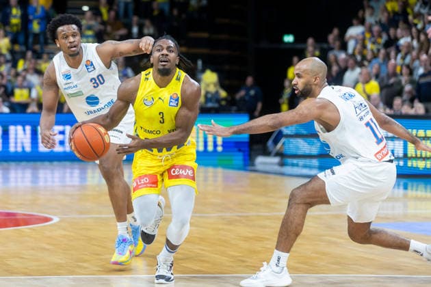 Oldenburg, Niedersachsen, DEU, 10.01.2026, Christopher Clemons (Mitte, EWE Baskets Oldenburg),m Stephon Jelks (links, Syntainics MBC) und Akeem Vargas (rechts, Syntainics MBC). EWE Baskets Oldenburg vs. Syntainics MBC. Basketball. 1. Basketball-Bundesliga Saison 2025 2026, 15. Spieltag, Grosse EWE Arena. EWE Baskets Oldenburg vs. Syntainics MBC