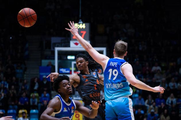 Nike Sibande (Niners Chemnitz, 02), Till Pape (Skyliners Frankfurt, 19) GER, BBL, Skyliners Frankfurt vs. Niners Chemnitz, SV Basketball, 1. Bundesliga, 15 Spieltag, Saison 2025 2026 10.01.2026 Eibner-Pressefoto Attila Ziga GER, BBL, Skyliners Frankfurt vs. Niners Chemnitz, SV Basketball, 1. Bundesliga, 15 Spieltag, Saison 2025 2026 10.01.2026 Frankfurt am Main Copyright: xEibner-Pressefotox EP_AZA
